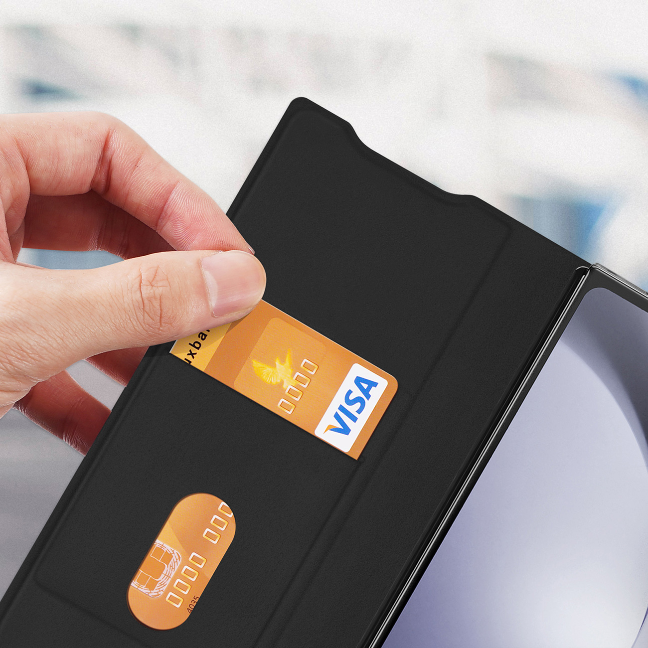 Ruka vkladajúca kartu do koženého puzdra Dux Ducis Brill